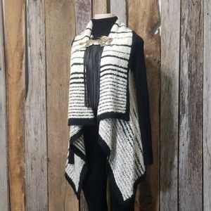 ANA BLK, CREAM & GOLD THREAD KNIT VEST!